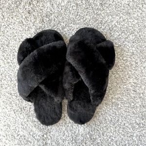 Women’s Black Cozy Crossover Slippers-Size 9-10
